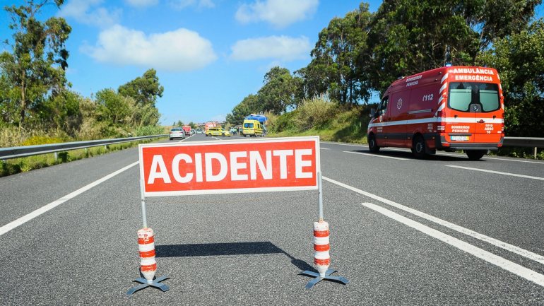 O alerta para o acidente foi dado às 6h07, sendo que às 7h15 a estrada estava ainda cortada