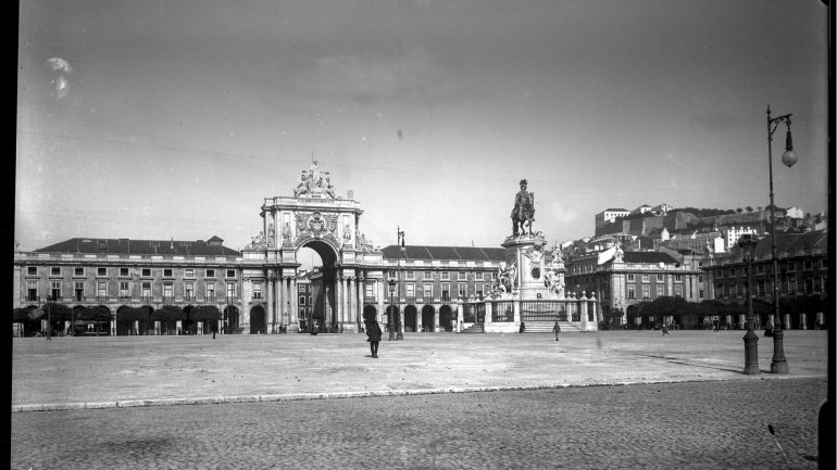 A praça do Comércio por Joshua Benoliel (1873-1932) nos anos 20 do século passado © Arquivo Municipal Fotográfico