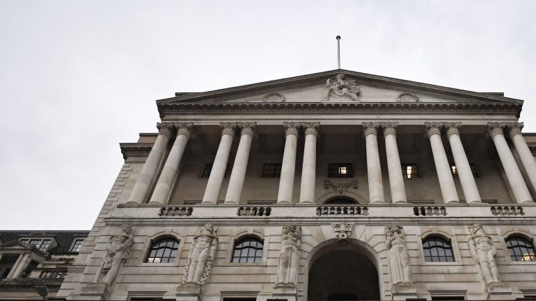 O banco central britânico vai manter o preço do dinheiro para manter a inflação