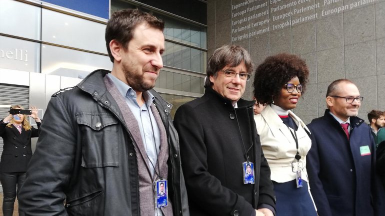 Antoni Comín e Carles Puigdemont foram recebidos pela eurodeputada belga Assita Kanko, eleita pelo partido independentista Nova Aliança Flamenga (N-VA).