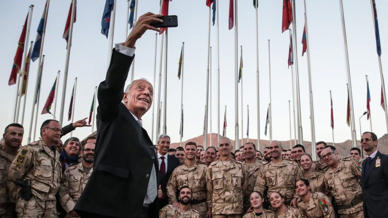 Marcelo a tirar uma selfie com os militares portugueses