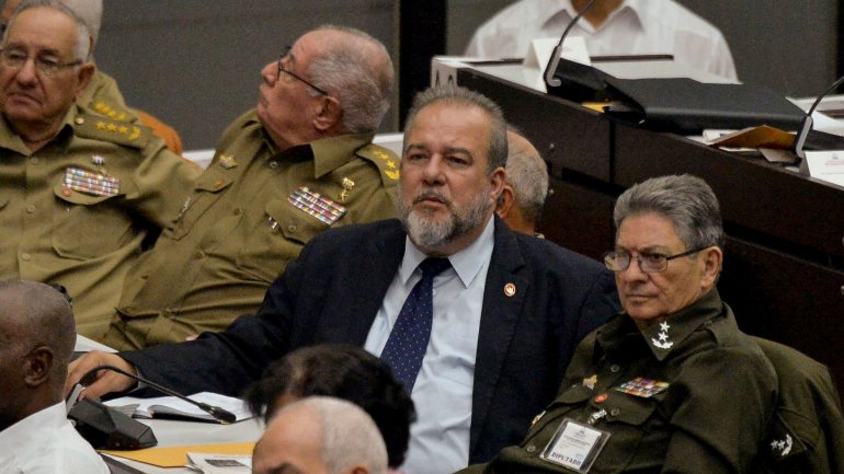 O novo primeiro-ministro cubano, Manuel Marrero, ao centro