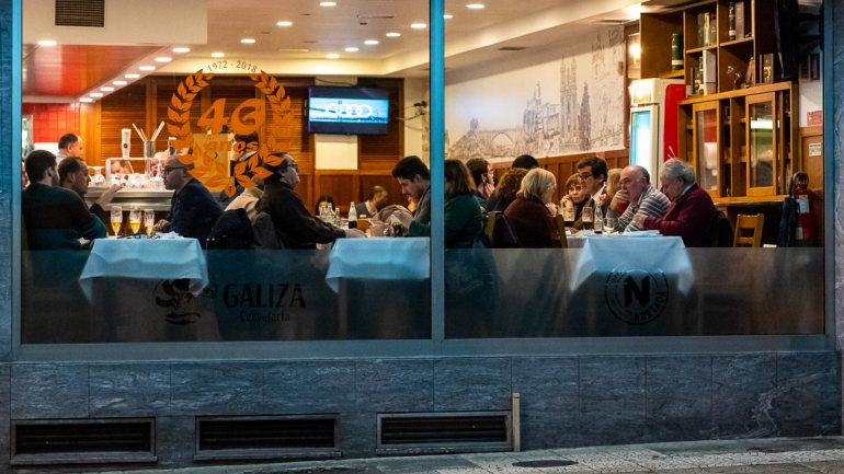 Com os ordenados em dia, os trabalhadores continuam a pernoitar no restaurante do Porto para evitar a retirada de equipamento pela proprietária (Foto: Miguel Nogueira/CMP)