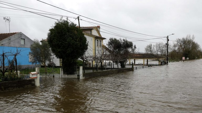 Casas isoladas e em zonas inundadas devido à subida da água dos rios Mondego e Ega, em Gronja do Ulmeiro, Montemor-o-Velho, este sábado. (@ PAULO NOVAIS/LUSA)
