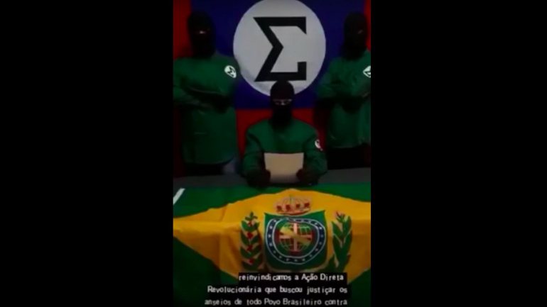 No vídeo, um homem mascarado reivindica a autoria do ataque para um grupo integralista brasileiro