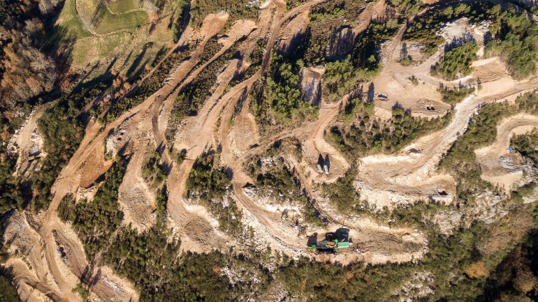 Imagem aérea das minas de lítio a céu aberto em Covas do Barroso, concelho de Boticas. PEDRO SARMENTO COSTA/LUSA