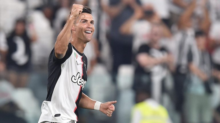 Ronaldo foi eleito pela sexta vez o Melhor Jogador do Ano no Globe Soccer Awards, a quarta consecutiva