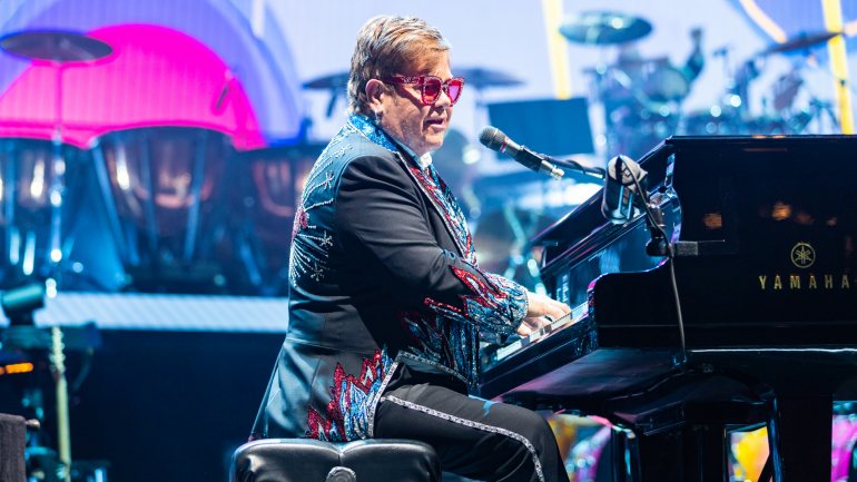 Elton John é uma das personalidades que vão ser condecoradas pela Rainha no Ano Novo