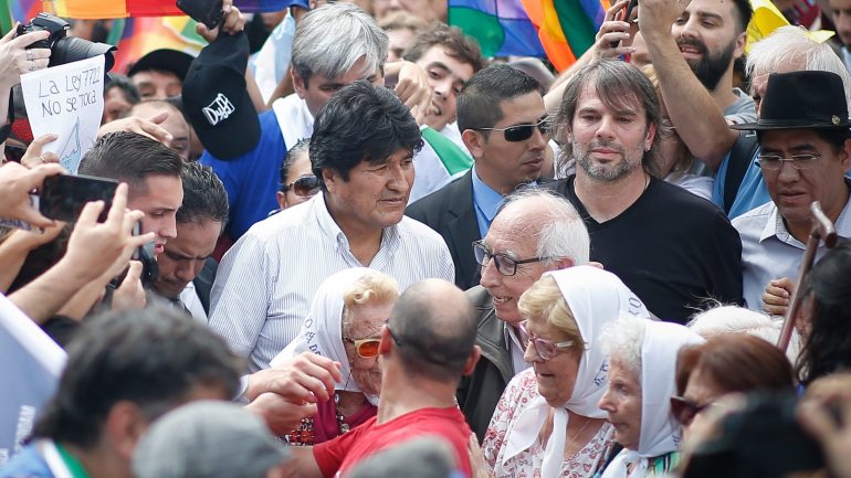 Morales acabou por renunciar ao cargo a 10 de novembro, após três semanas de protestos contra a sua reeleição