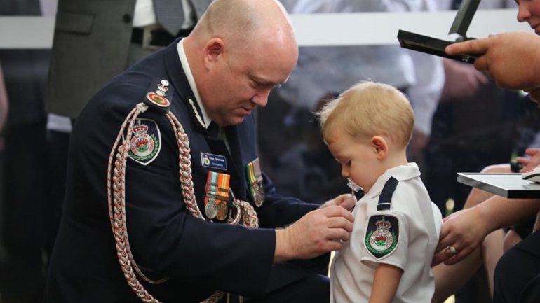 A medalha foi entregue pelo comissário do Corpo de Bombeiros do estado de Nova Gales do Sul, Craig Fitzsimmons