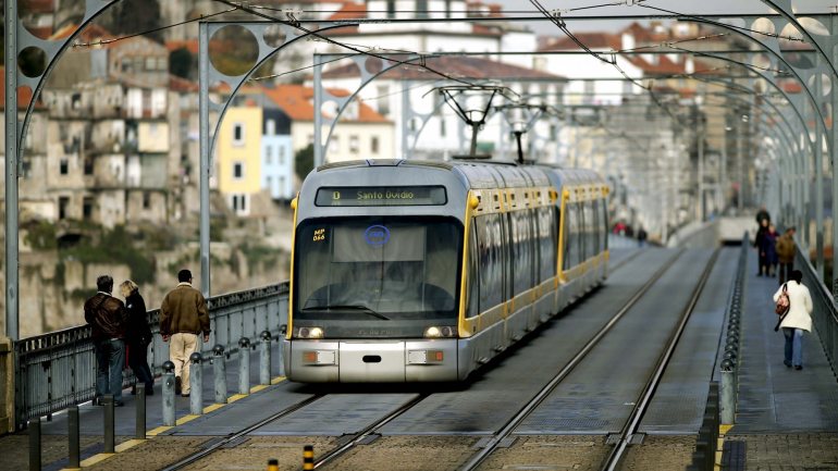 O descarrilamento foi provocado pela avaria de uma composição do Metro do Porto