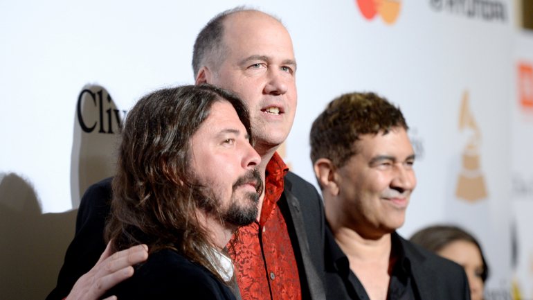 Dave Grohl, Krist Novoselic e Pat Smear juntos em 2016, antes de uma cerimónia dos Grammy