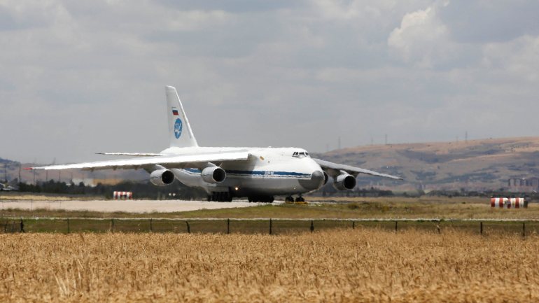 O avião, um Antonov, despenhou-se cerca de cinco minutos depois de ter levantado voo