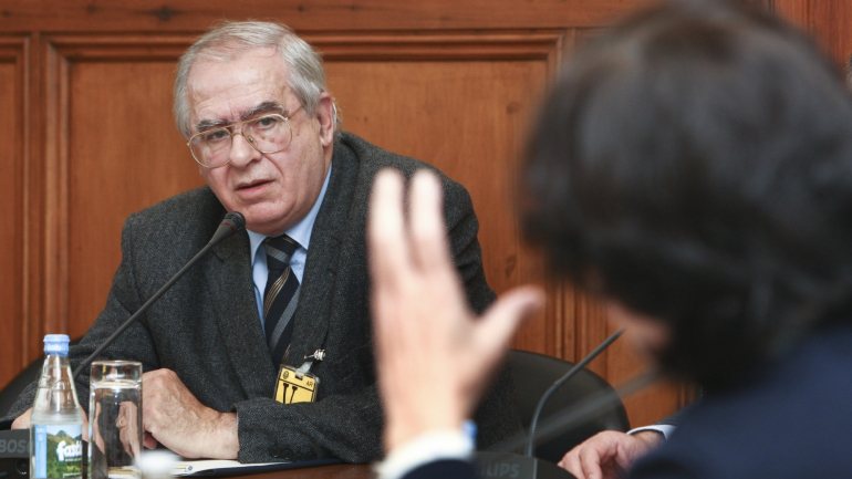 Castro Caldas licenciou-se pela Faculdade de Direito da Universidade de Lisboa em 1966 e começou a exercer advocacia dois anos depois