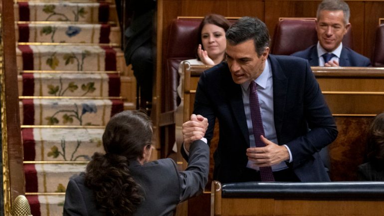 Sessão de investidura de Pedro Sánchez foi suspensa mais de 12 horas depois de ter iniciado. Ainda faltam ouvir três partidos, antes da primeira votação de investidura.