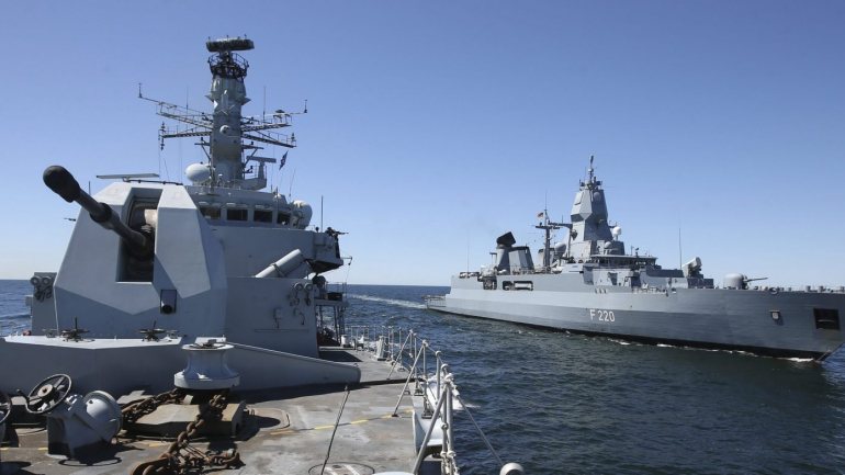 Ao HMS Montrose e um HMS Defender foi atribuída uma missão de proteção de navios civis britânicos