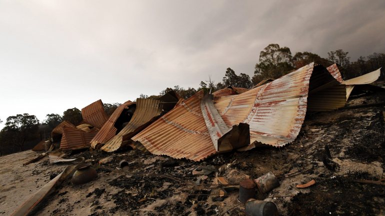 Centenas de propriedades foram destruídas pelas chamas e um homem morreu por insuficiência cardíaca em Nova Gales do Sul