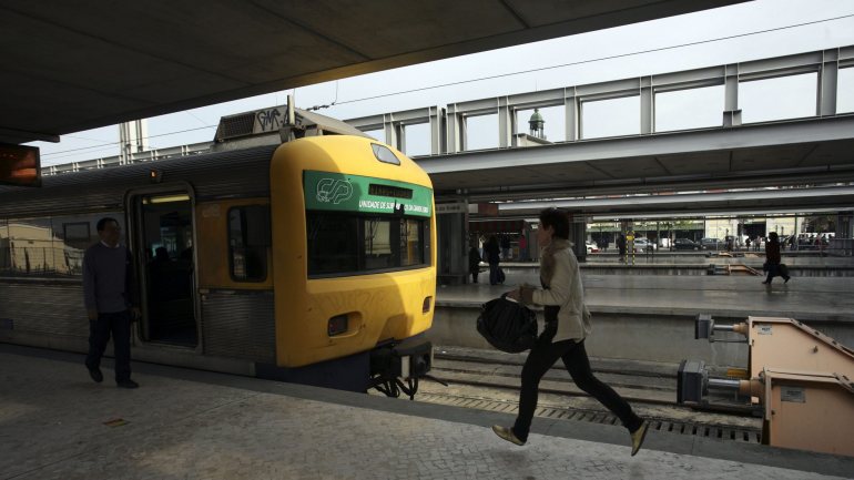Os trabalhadores, vigilantes de estações de comboios, estão a ser pressionados a renunciar à antiguidade
