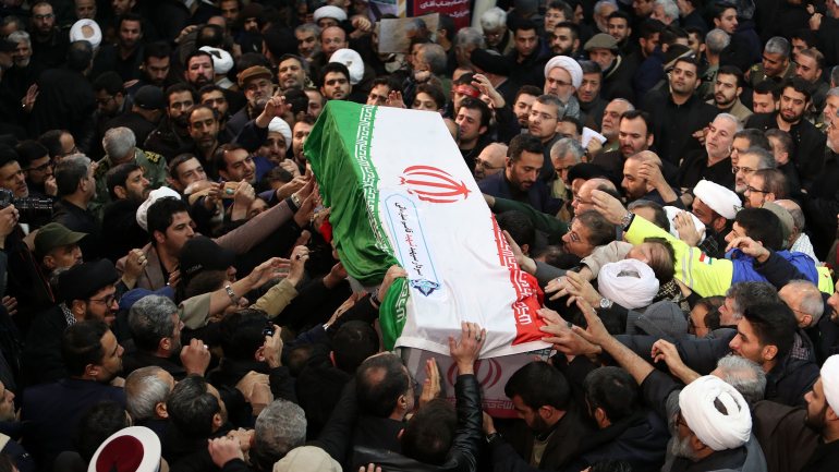 Zeinab, filha do general Soliemani, falou durante o funeral do pai ao qual acorreram milhares de pessoas