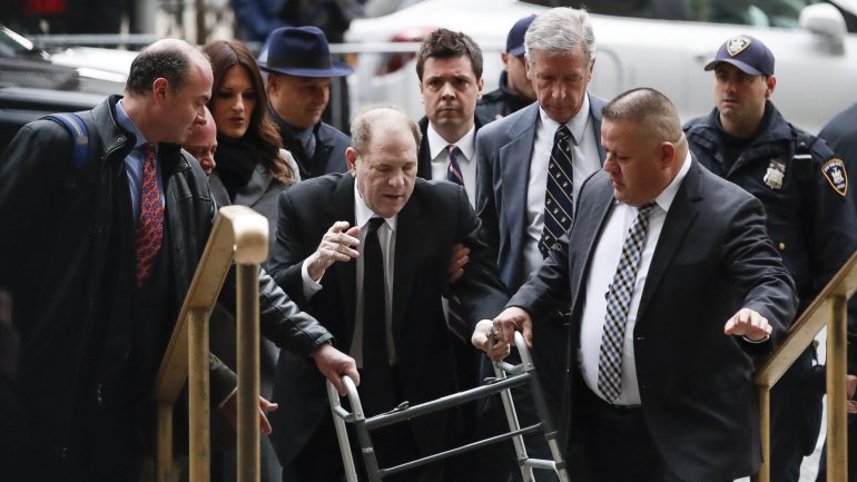 Weinstein tem sido seguido pelas várias mulheres que o denunciaram, tendo estas ficado do lado de fora do tribunal