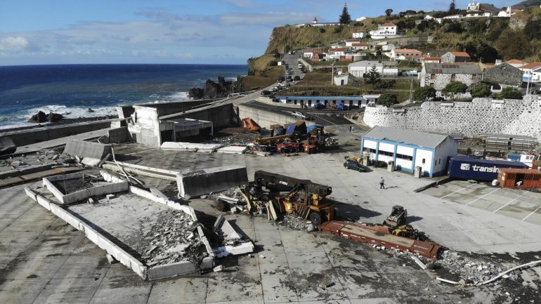 A passagem do furacão Lorenzo pelos Açores, em outubro de 2019, causou a destruição total do Porto das Lajes das Flores