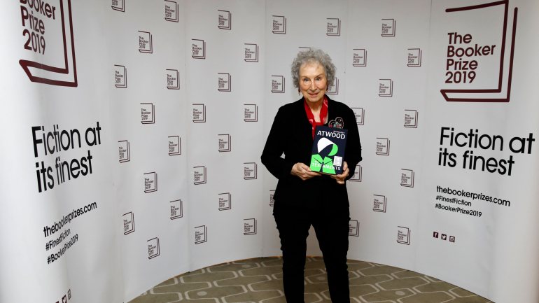 A canadiana Margaret Atwood, que partilhou o prémio com a britânica Bernadine Evaristo, venceu com a sequela de &quot;A História de uma Serva&quot;