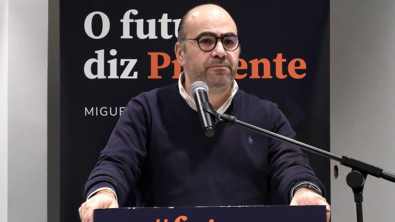 Miguel Pinto Luz garantiu que, se for eleito presidente do partido, terá um &quot;estilo de liderança muito mais transparente, muito mais direto&quot;