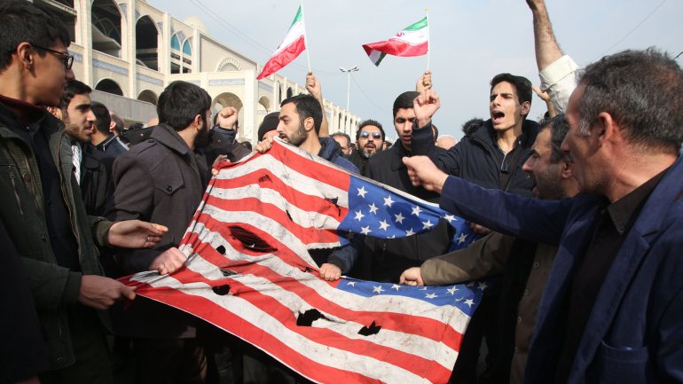 A tensão entre Irão e EUA aumentou depois de norte-americanos terem matado general Soleimani em ataque aéreo em Bagdad, no Iraque