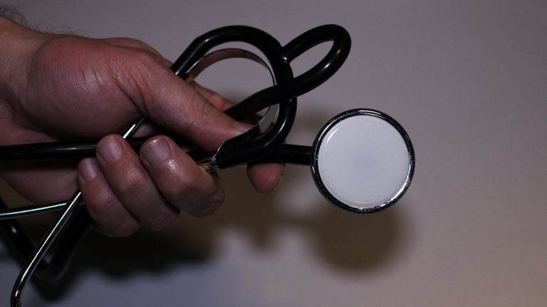 Organizações consideram que os médicos de saúde pública estão a ser impossibilitados de cumprir as suas tarefas essenciais