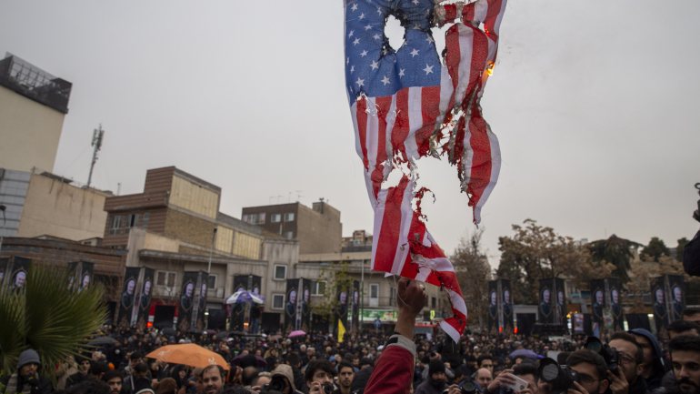 Iranianos queimam bandeiras dos EUA durante manifestações anti-Trump em Teerão