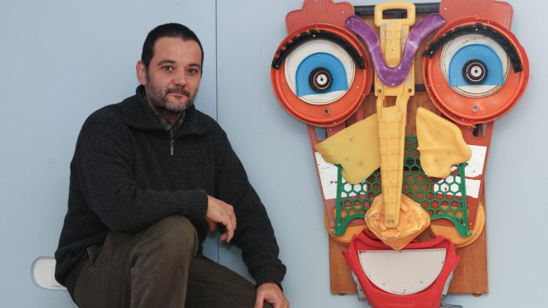 Ricardo Nicolau tem uma coleção com 200 cabeças de boneca encontras nas recolhas de lixo que faz em praias