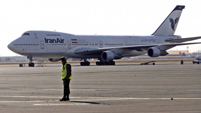 Várias companhias aéreas anunciaram a suspensão dos seus voos para Teerão, mas não havia notícia até agora de interdição de voos da companhia iraniana