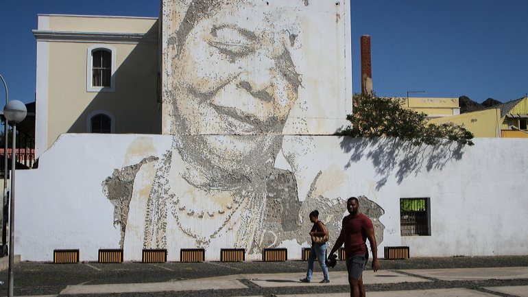 Um mural construído à força de berbequim, em três dias, pelo artista português Vhils