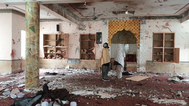 O porta-voz dos talibãs Qari Mohammad Yousuf Ahmadi nega que na mesquita estivesse qualquer membro do grupo