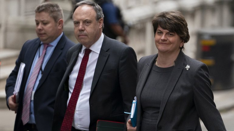 A nomeação de Arlene Foster como primeira-ministra coloca um ponto final em três anos de impasse político na província britânica