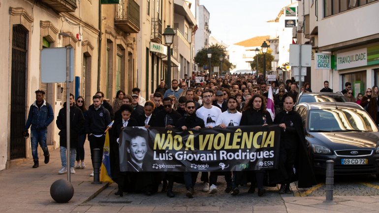 Em silêncio, vestidos na sua maioria de t-shirts brancas, centenas de pessoas homenagearam o estudante morto em Bragança