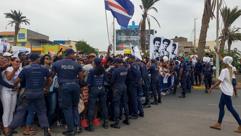 &quot;Justiça para Giovani&quot;, gritam os manifestantes concentrados à porta da residência da embaixadora, em Praia
