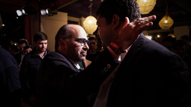O candidato Miguel Pinto Luz nas despedidas, depois de uma noite em que conseguiu perto de 10% na primeira volta das presidenciais do PSD