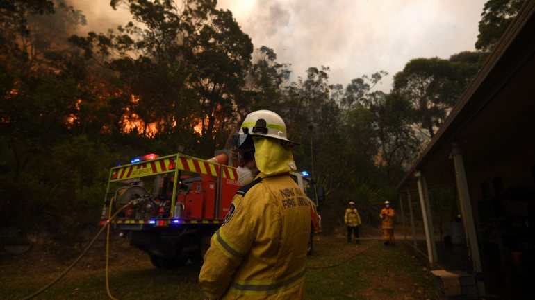O primeiro-ministro, fortemente criticado pela gestão da crise, declarou ser necessário criar uma comissão de inquérito sobre os incêndios.
