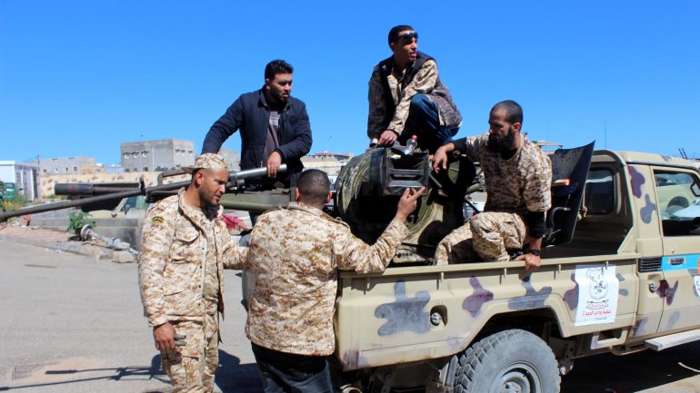 O marechal Khalifa Haftar, apoiado, entre outros, pelo Egito e Emirados Árabes Unidos, desencadeou em abril uma ofensiva em direção à capital, Tripoli, onde está o governo dirigido pelo primeiro-ministro Fayez al-Sarraj