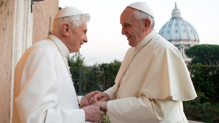 O Papa emérito Bento XVI prometeu recolher-se quando renunciou ao papado em 2013, mas manteve-se no Vaticano