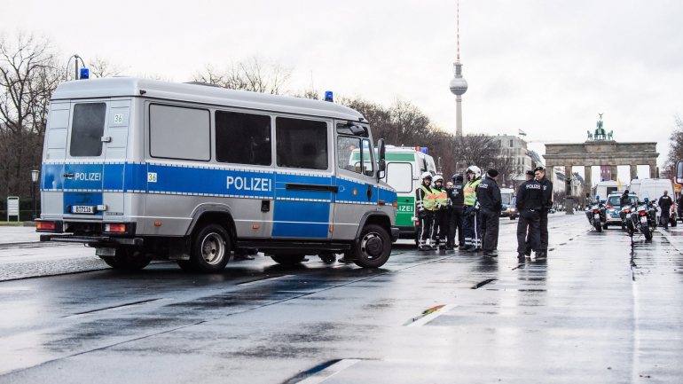 As autoridades alemãs estão em alerta para a ameaça de grupos islâmicos que paira sobre o país desde o ataque com um camião no mercado de Natal, reivindicado pelo grupo Estado Islâmico, em dezembro de 2016 em Berlim