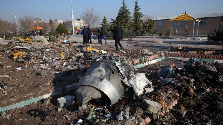 Um avião ucraniano com 176 pessoas a bordo foi abatido &quot;por erro humano&quot; por um míssil iraniano