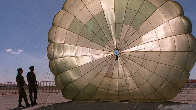 Durante a execução do salto de queda livre, &quot;o sistema de paraquedas não funcionou devidamente, tendo resultado na queda do militar dentro do perímetro da Base Aérea n.º 11&quot;