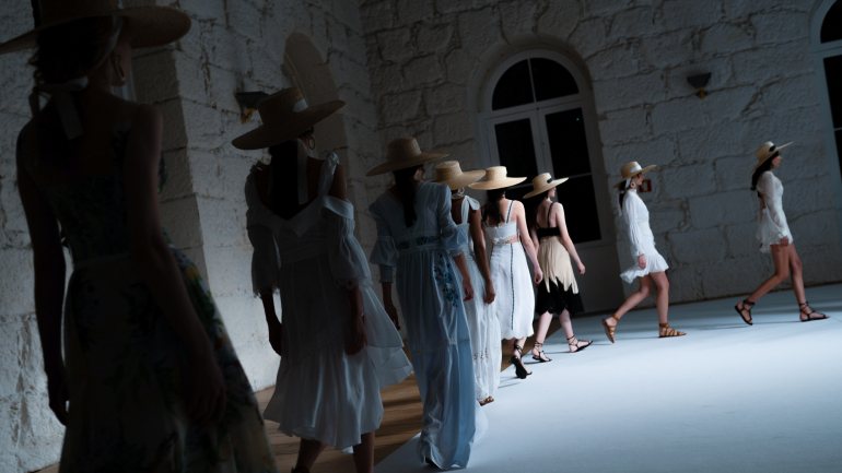 Sophia Kah, Katty Xiomara, Luís Buchinho, Miguel Vieira, Hugo Costa e Alexandra Moura estão entre os criadores portugueses que marcam presença nas semanas da moda internacionais com o apoio do Portugal Fashion