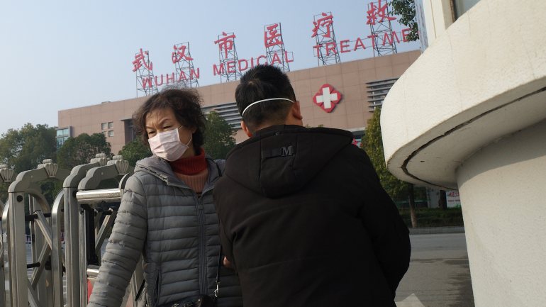 Surto foi confirmado na cidade chinesa de Huhan. 59 doentes partilhavam ligação a um mercado local, entretanto encerrado