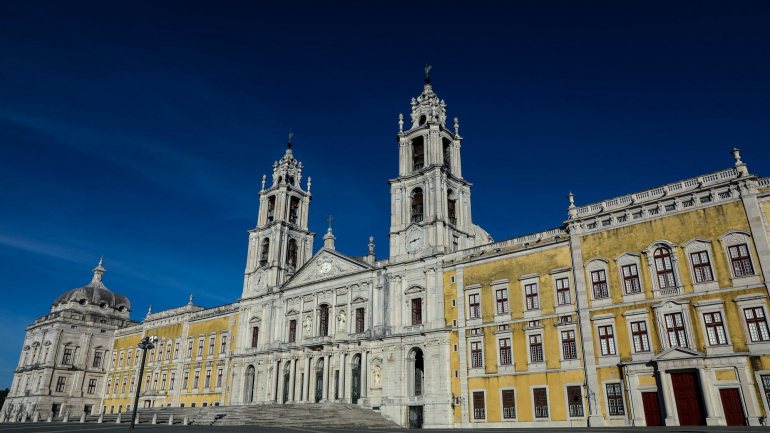 Datado do século XVIII, o Palácio Nacional de Mafra, mandado construir por D. João V, com a riqueza resultante do ouro vindo do Brasil, é um dos mais importantes monumentos representativos do barroco em Portugal, sendo por isso um exemplo de afirmação do poder real