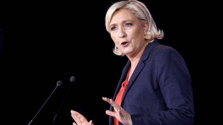 Marine Le Pen diz que refletiu bastante antes de tomar esta decisão.