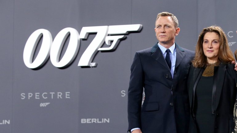 O ator Daniel Craig ao lado da produtora dos filmes da saga James Bond, Barbara Broccoli
