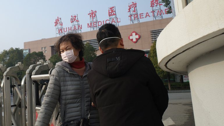 O ECDC afirma também que é “impossível quantificar o potencial de transmissão entre humanos” deste novo vírus detetado na China